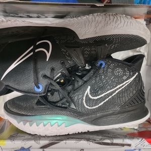 Nike Kyrie 7 sz 12